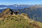 49 Dori sulla cima del Pietra Quadra...osserva il grandioso panorama a ovest